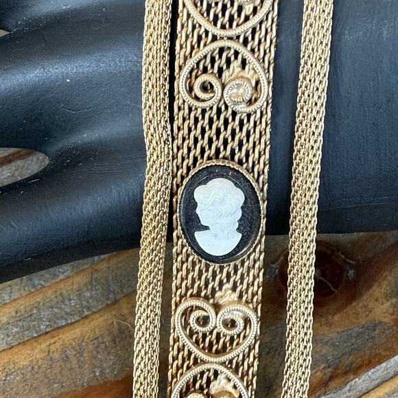 Vintage Black CAMEO Mesh BRACELET - 7" Gold Tone Mesh w/Scrolls - 1960s-70s - Picture 3 of 5